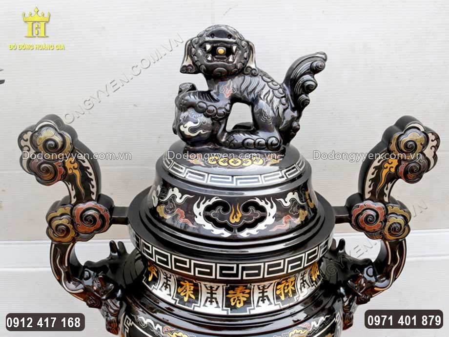 Ngh&ecirc; tr&ecirc;n đỉnh đồng được đ&uacute;c theo h&igrave;nh tượng con ch&oacute;